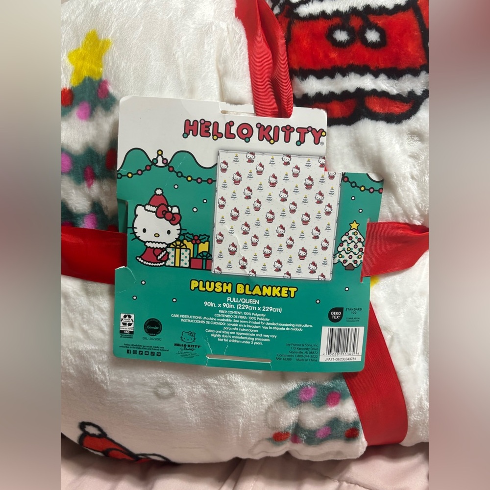 NWT Hello Kitty Plush White Christmas Blanket 2023 90" x 90" Full/Queen - Picture 4 of 5